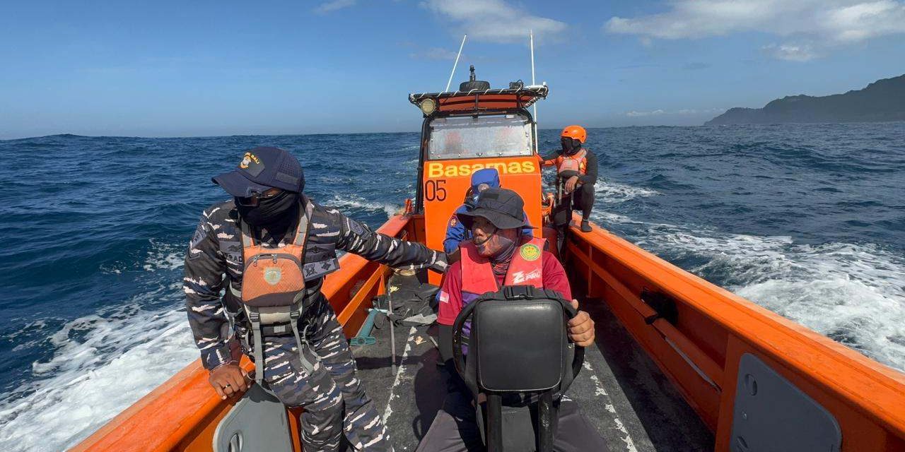 Ombak Besar Seret Pria Yang Mancing Di Pantai Kelingking Bali