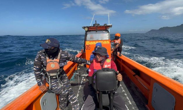 Ombak Besar Seret Pria Yang Mancing Di Pantai Kelingking Bali