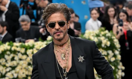 Penampilan Shah Rukh Khan Mencuri Perhatian Di Met Gala