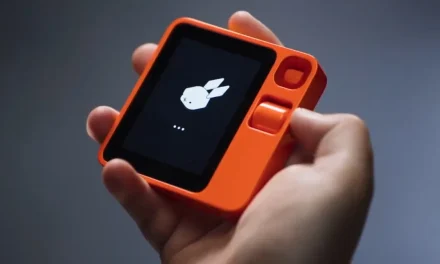 Perangkat Rabbit R1 Mirip Gameboy Dalam Beberapa Aspek